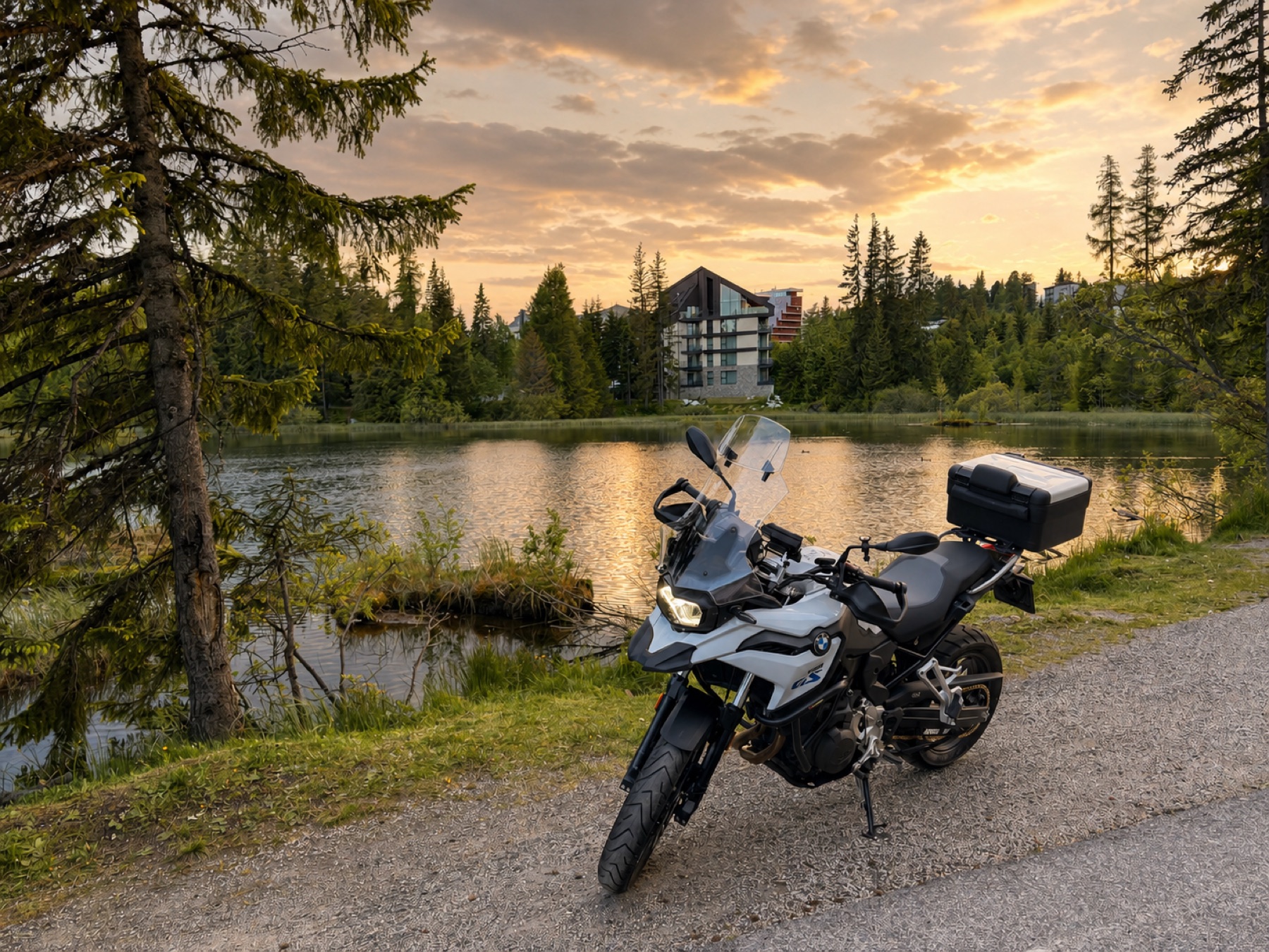 BMW F 800 GS nad jeziorem w górach