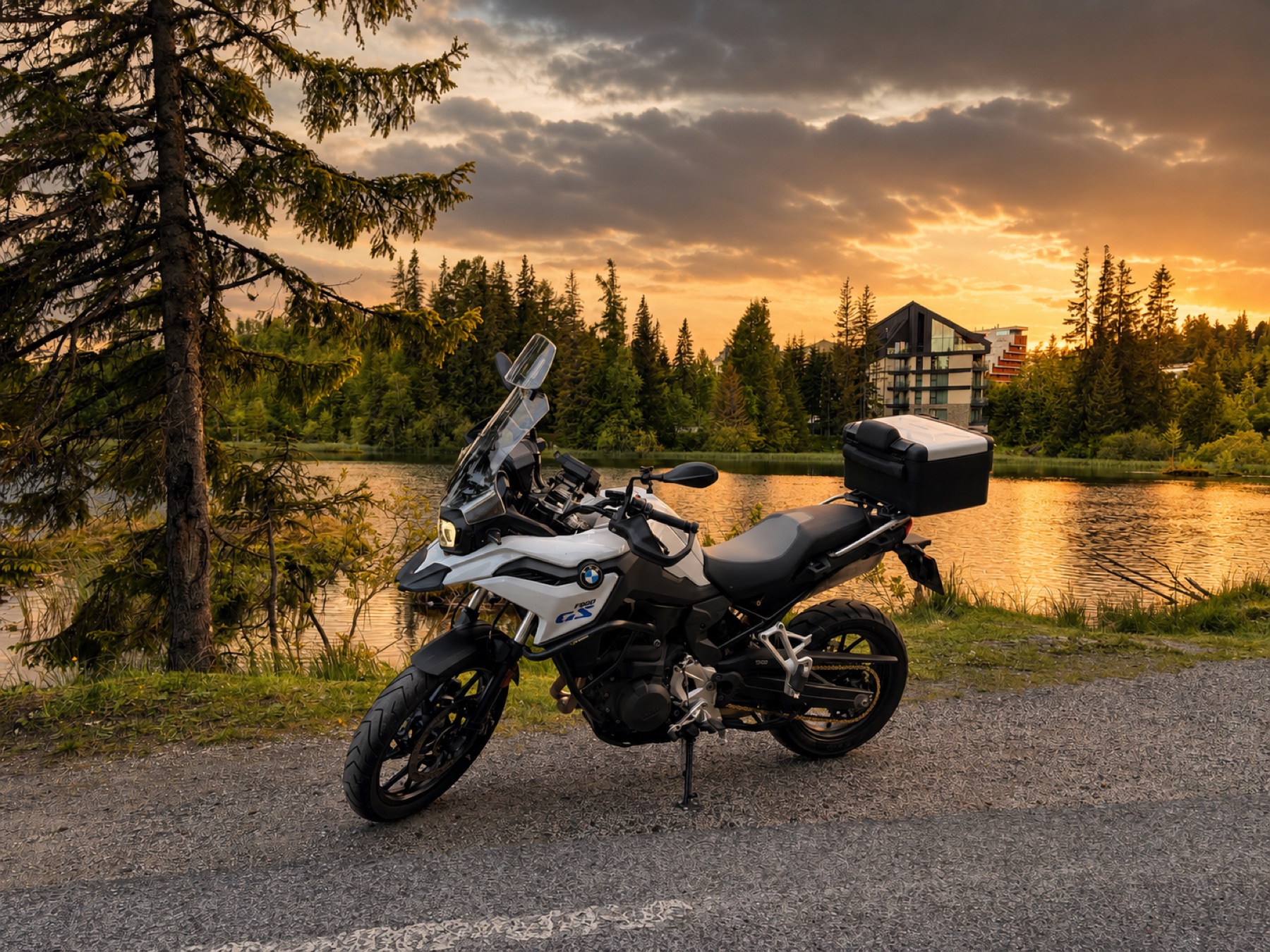 BMW F 800 GS nad jeziorem o zachodzie słońca